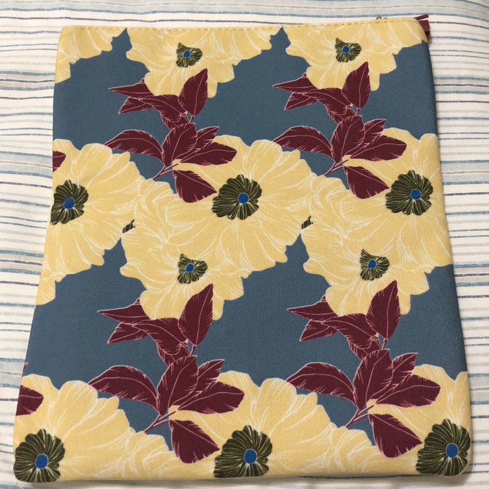 Could be use as Clutch or iPad case